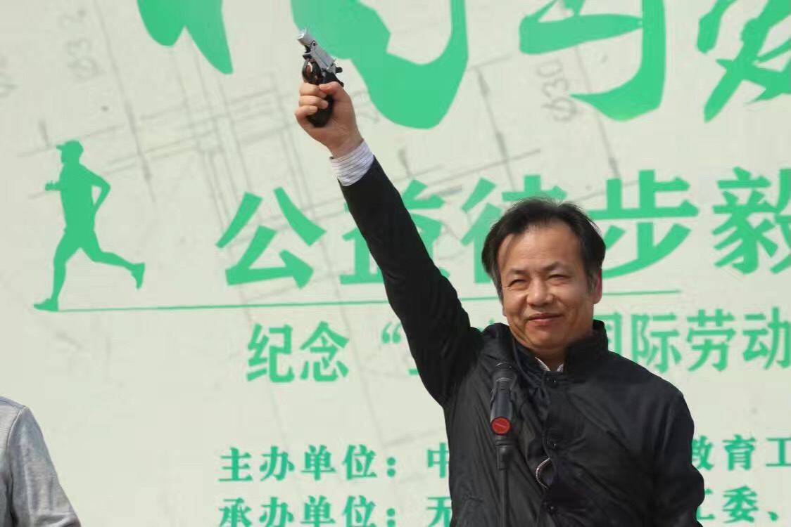 公益徒步毅行 我市600多教师代表"相约春天 与爱同行"